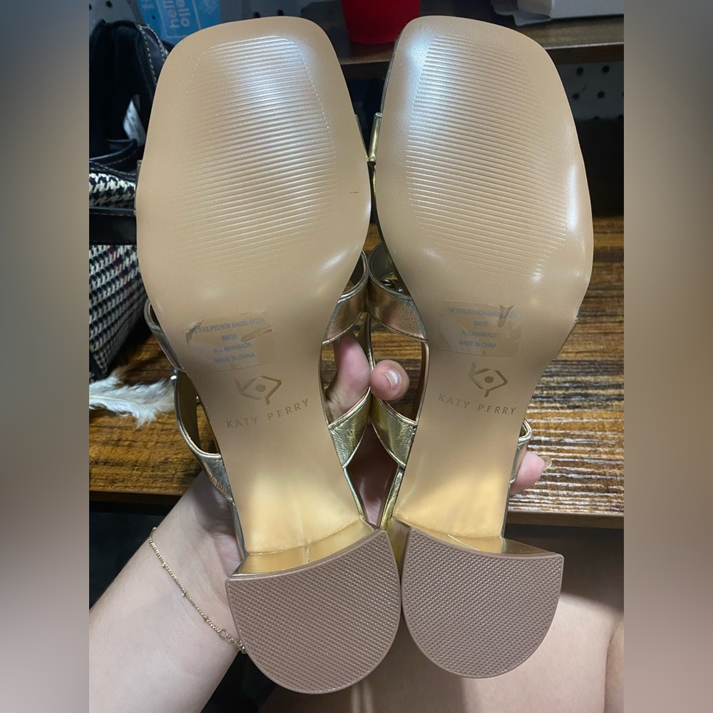 New Katy Perry Women’s Gold The Tooliped Bows Sandal Sz 8 - Picture 5 of 5